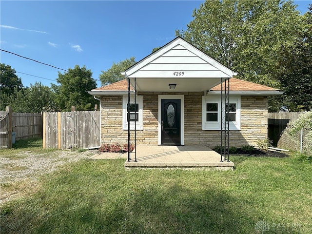 bungalow-style house with a front lawn