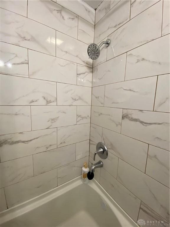 bathroom featuring tiled shower / bath combo