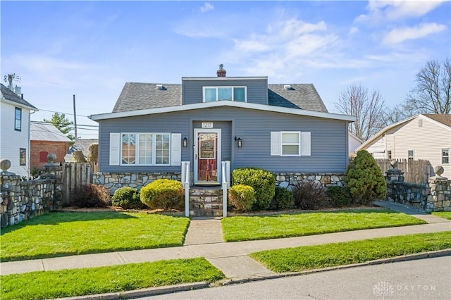 view of front facade with a front yard