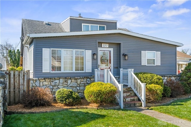 view of front of house featuring a front yard