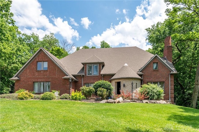 view of front of home featuring a front yard