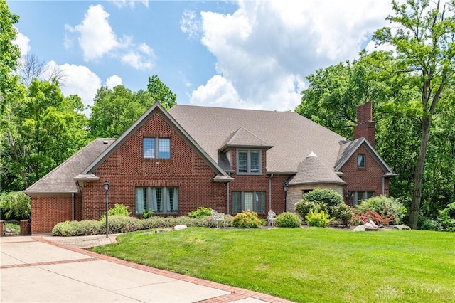 view of front of home with a front lawn