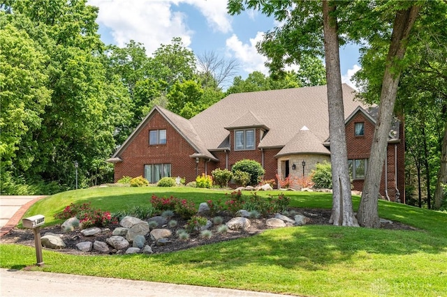 view of front of home featuring a front yard