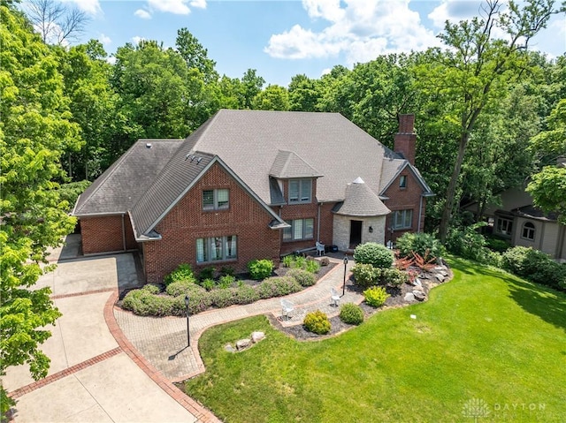 view of front of property with a front lawn