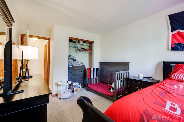 bedroom featuring carpet flooring and a closet