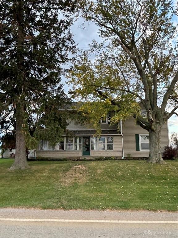 view of front of house with a front lawn