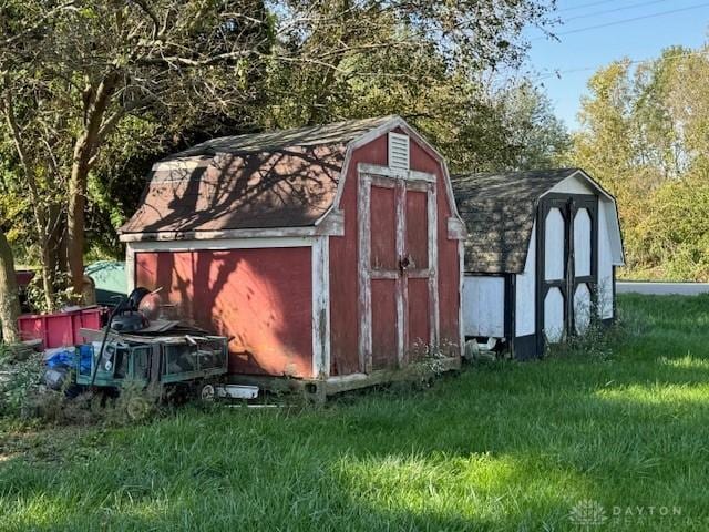 view of outdoor structure with a yard