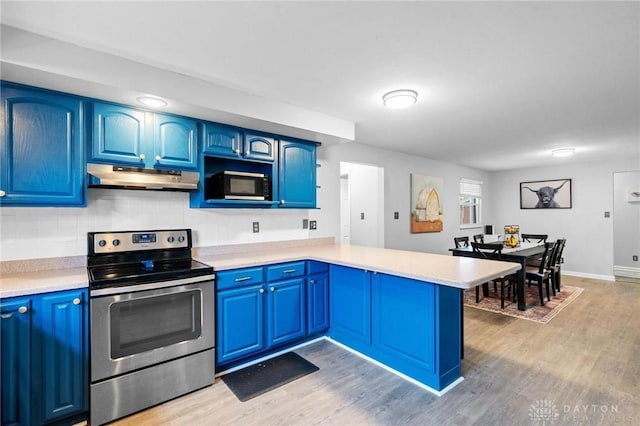 kitchen featuring kitchen peninsula, blue cabinetry, and electric stove