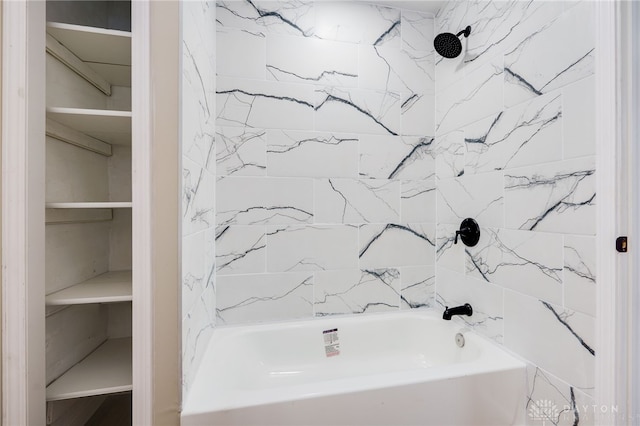 bathroom with tiled shower / bath combo