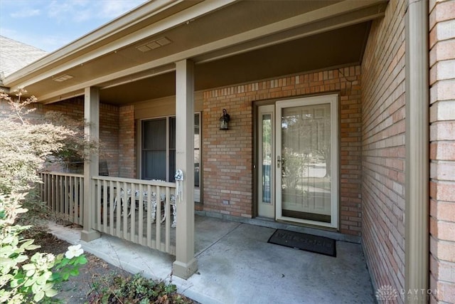 property entrance featuring a porch