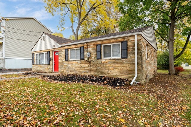 view of front of home featuring a front yard