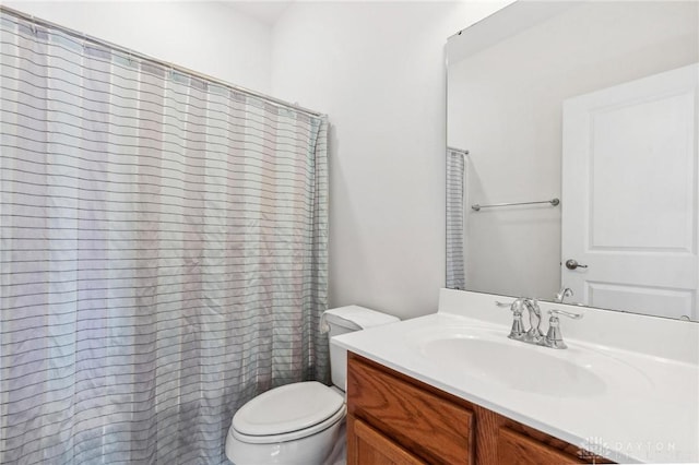 bathroom with a shower with shower curtain, vanity, and toilet