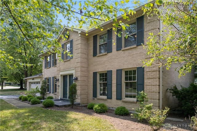 colonial house featuring a front lawn