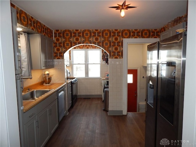 kitchen featuring sink, gray cabinets, dark hardwood / wood-style floors, and appliances with stainless steel finishes