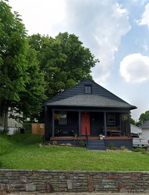 view of front facade with covered porch and a front lawn