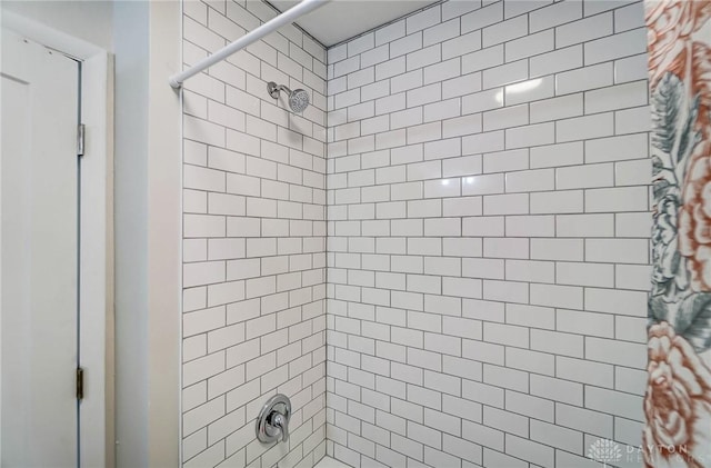 bathroom with tiled shower / bath