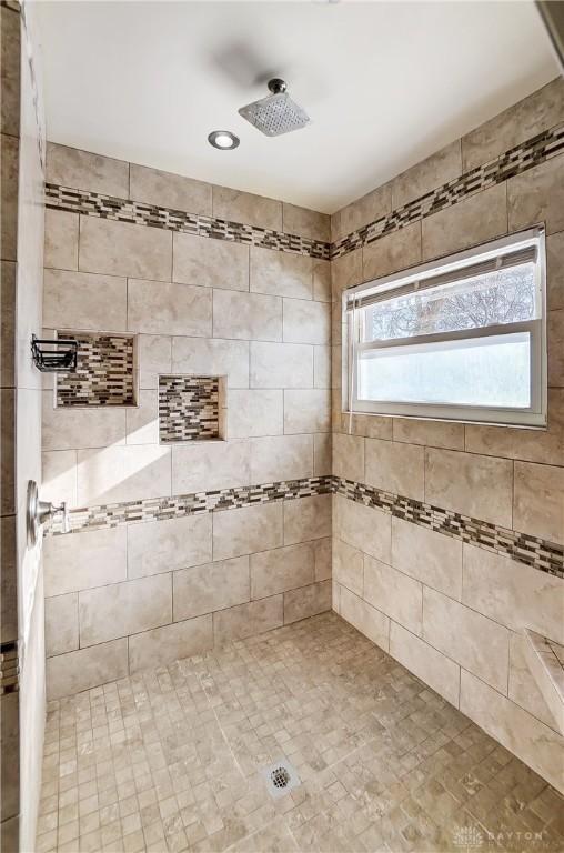 bathroom featuring a tile shower