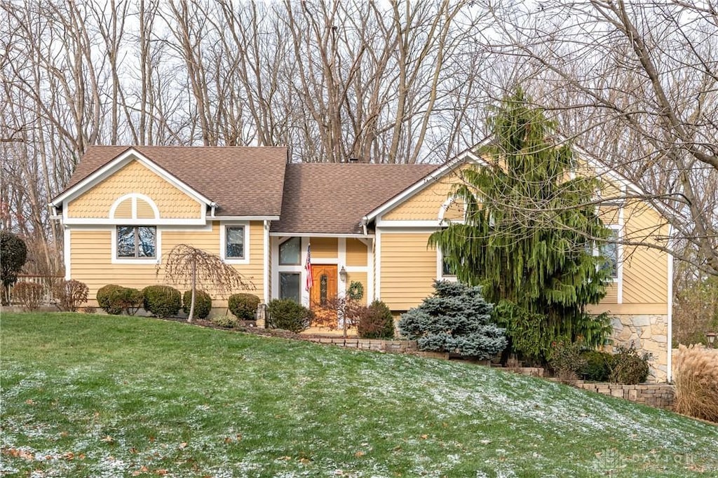 view of front of home featuring a front yard