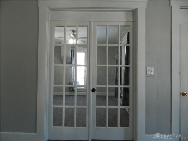 doorway featuring ceiling fan