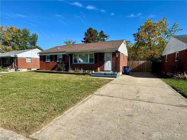 view of front of property featuring a front lawn