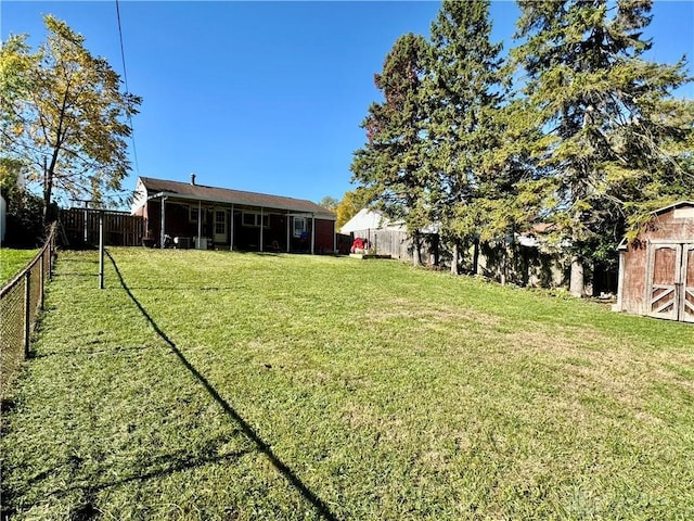 view of yard with a shed