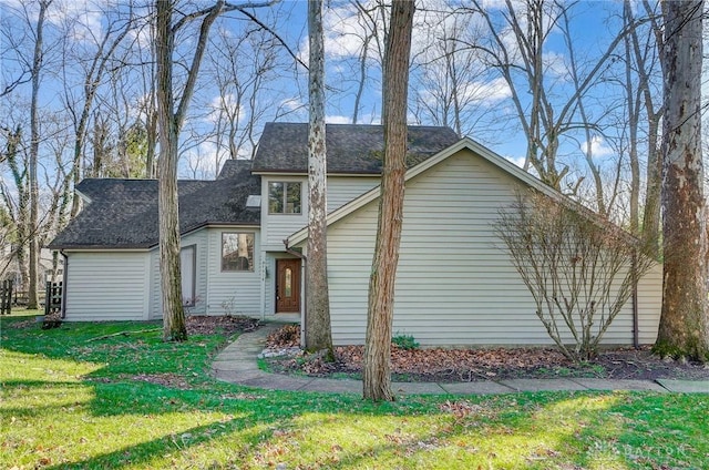 view of front facade featuring a front yard