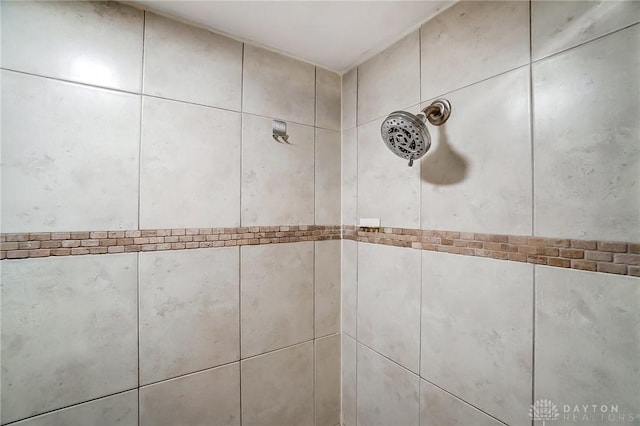 details featuring tiled shower