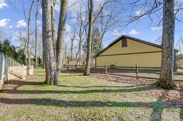 view of yard with an outdoor structure