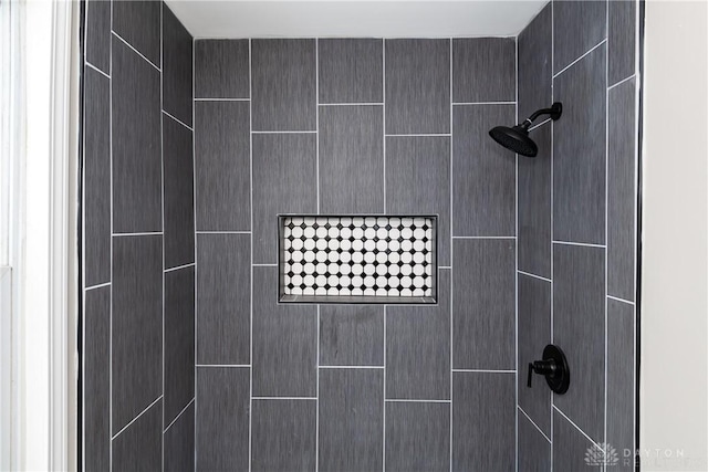 room details featuring tiled shower