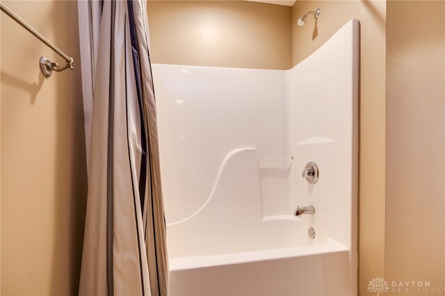 bathroom with shower / tub combo