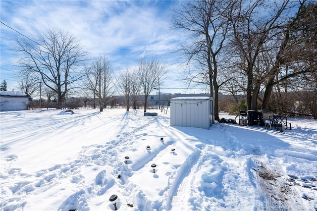 view of yard layered in snow