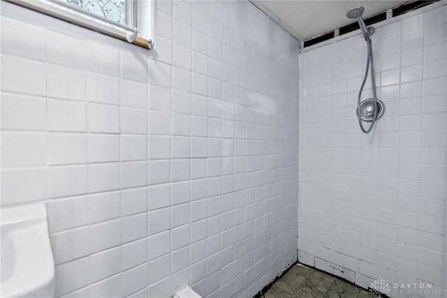 bathroom featuring tiled shower