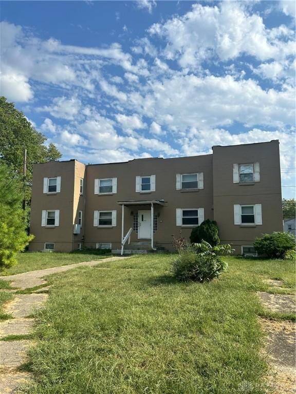 view of front facade with a front yard