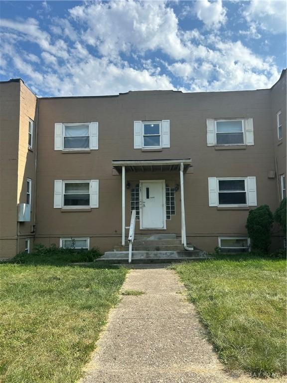 view of front of house with a front yard