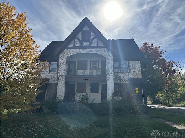 view of front of home featuring a balcony