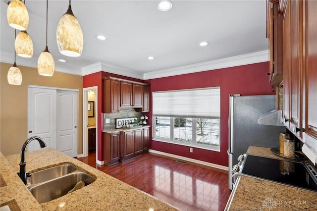 kitchen with sink, crown molding, hanging light fixtures, range with electric stovetop, and dark hardwood / wood-style flooring