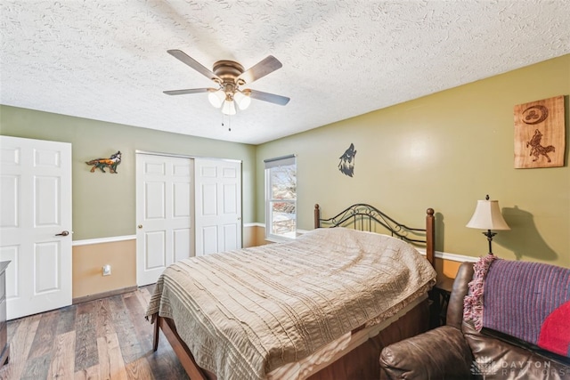 bedroom featuring hardwood / wood-style flooring, a textured ceiling, ceiling fan, and a closet