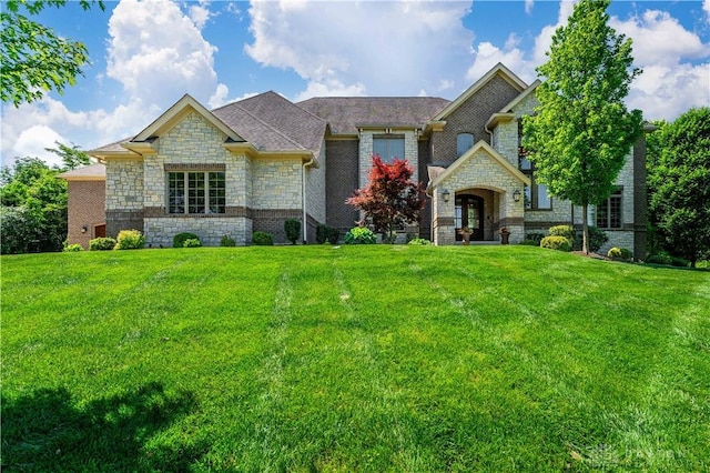 view of front facade featuring a front lawn