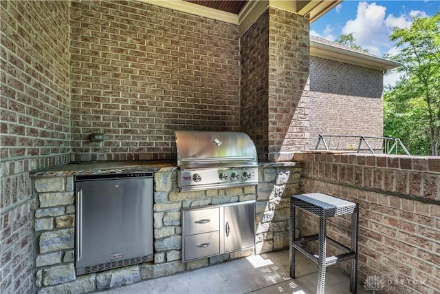 view of patio / terrace featuring an outdoor kitchen and grilling area