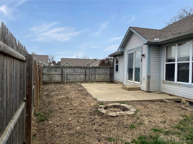 view of yard featuring a patio