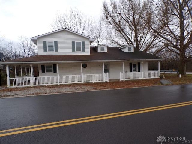 farmhouse featuring a porch