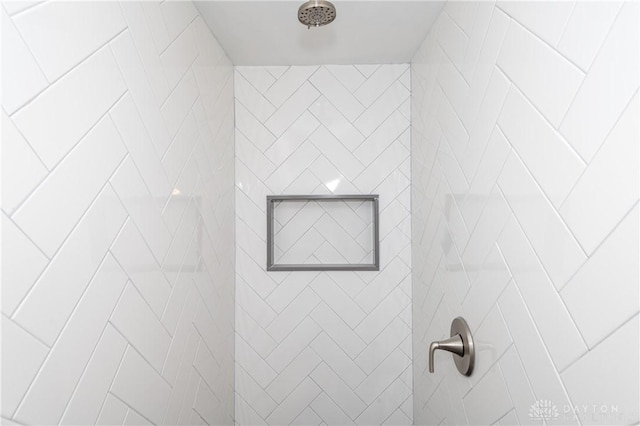 details featuring tiled shower