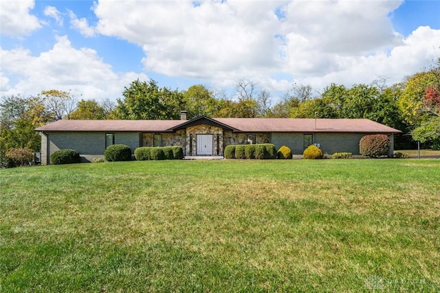 ranch-style home featuring a front lawn