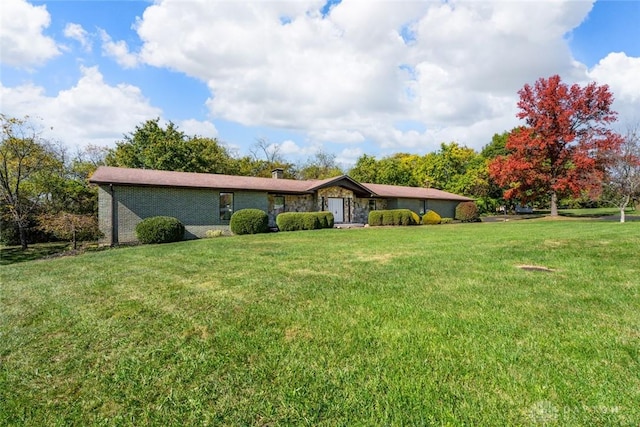 view of front of property featuring a front lawn