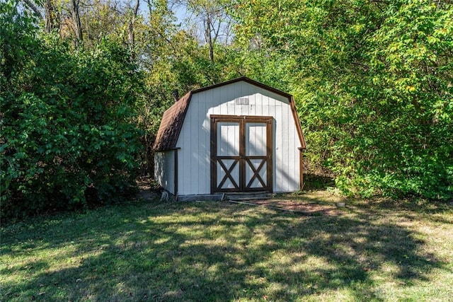 view of outdoor structure featuring a yard