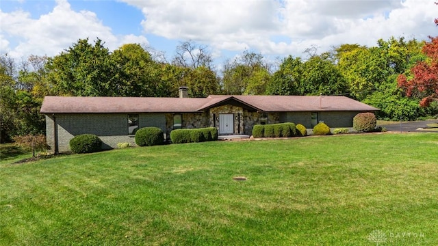 ranch-style house featuring a front lawn