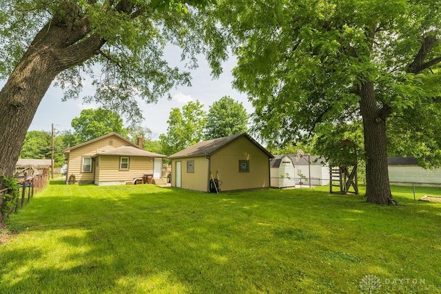 view of yard featuring a storage unit