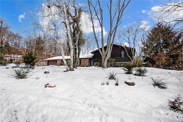 view of yard layered in snow