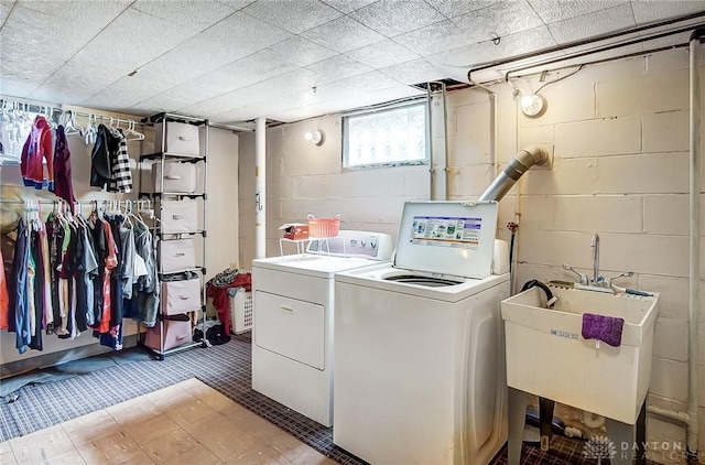 washroom with laundry area, tile patterned floors, a sink, and independent washer and dryer