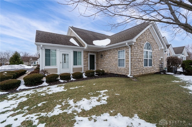 view of front facade featuring a lawn